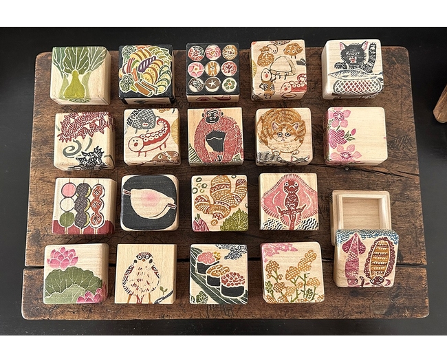 ろうけつ染めの絵柄と桐の木肌が引き立つ手描き下駄