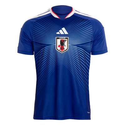 サッカーインスパイアドのファッションアイテムが並ぶ売場イメージ