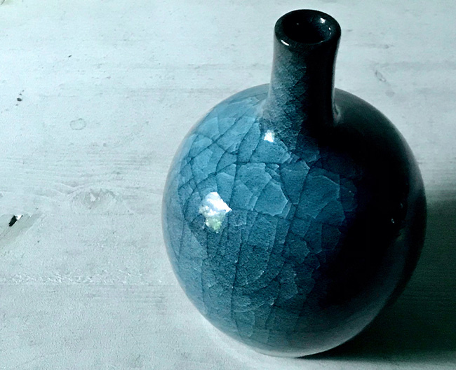 鈴木 隆「青瓷花器」φ9×H13㎝。透明感のある水色の青瓷釉をまとった筒形花器。