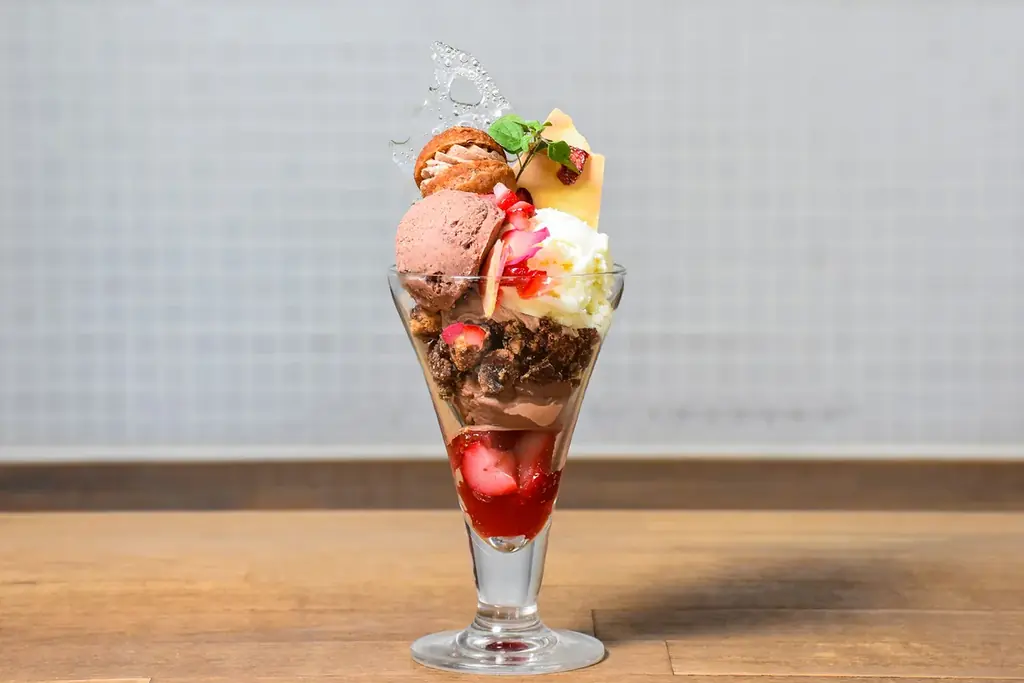 1/9販売開始｜Minimalの冬パフェは7つのチョコで苺を巡る