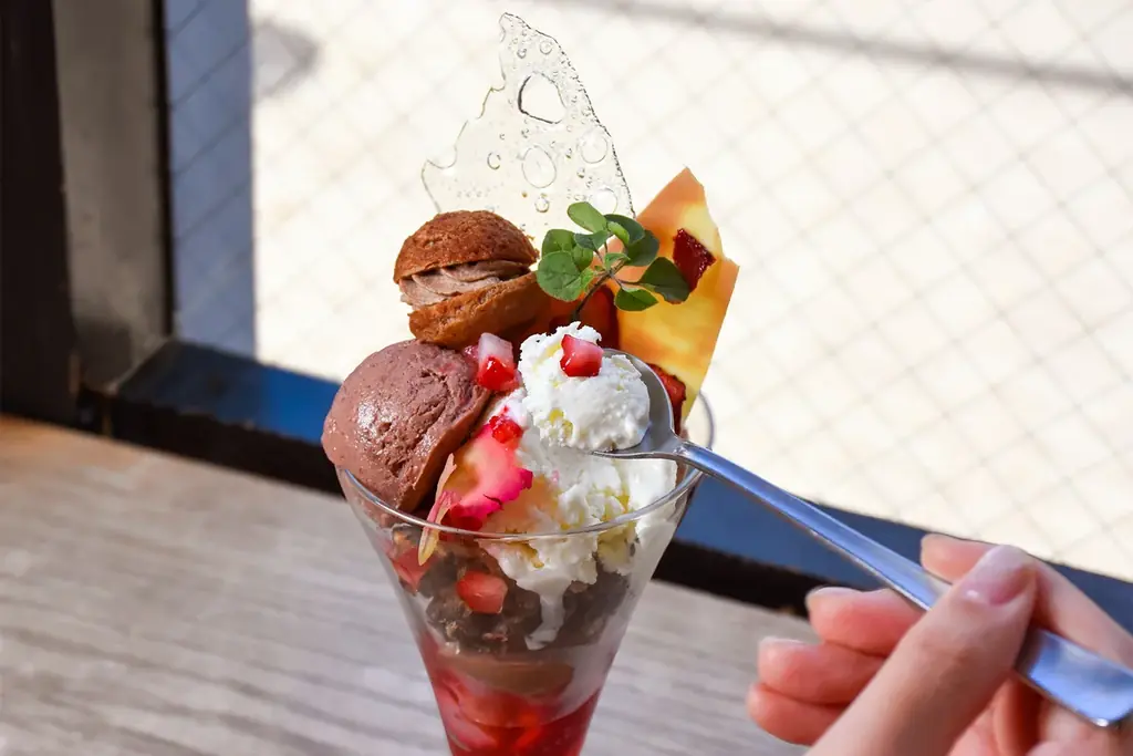 Minimalより、冬限定のチョコレート×苺パフェが登場。7つのチョコレートパーツを風早いちご園の苺と楽しむBean to Barチョコレート専門店ならではのこだわり冬パフェ 画像 4