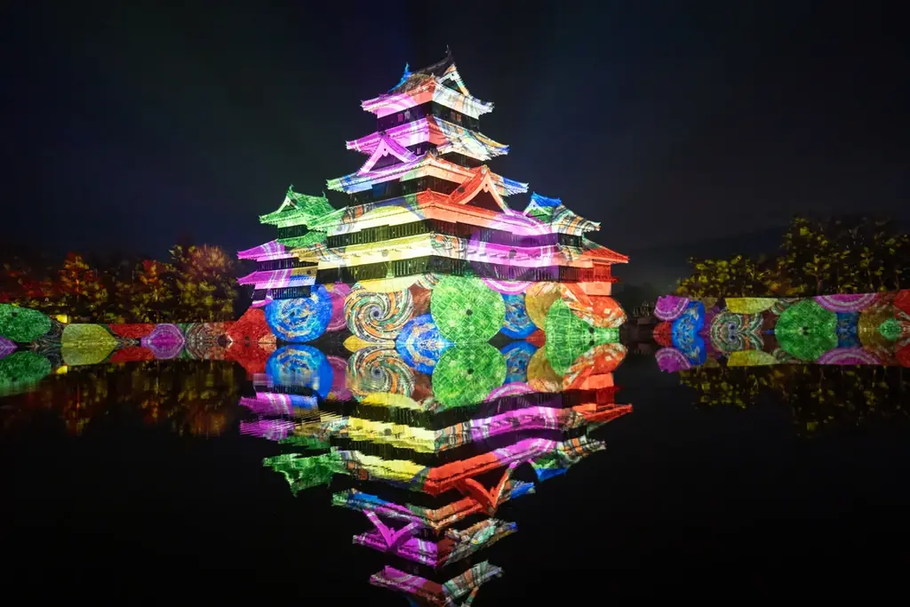 一旗プロデュース「国宝 松本城天守 プロジェクションマッピング 2025-2026」の第1期公式記録写真を公開。前年度17万人以上が来場した松本の冬の風物詩。松本市立博物館所蔵の錦絵などを投影。 画像 14