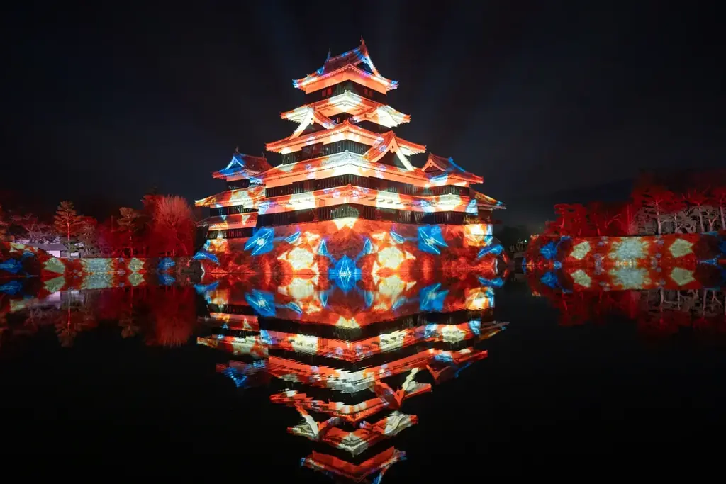 一旗プロデュース「国宝 松本城天守 プロジェクションマッピング 2025-2026」の第1期公式記録写真を公開。前年度17万人以上が来場した松本の冬の風物詩。松本市立博物館所蔵の錦絵などを投影。 画像 15