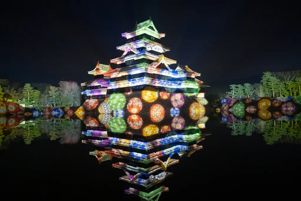 一旗プロデュース「国宝 松本城天守 プロジェクションマッピング 2025-2026」の第1期公式記録写真を公開。前年度17万人以上が来場した松本の冬の風物詩。松本市立博物館所蔵の錦絵などを投影。 画像 17