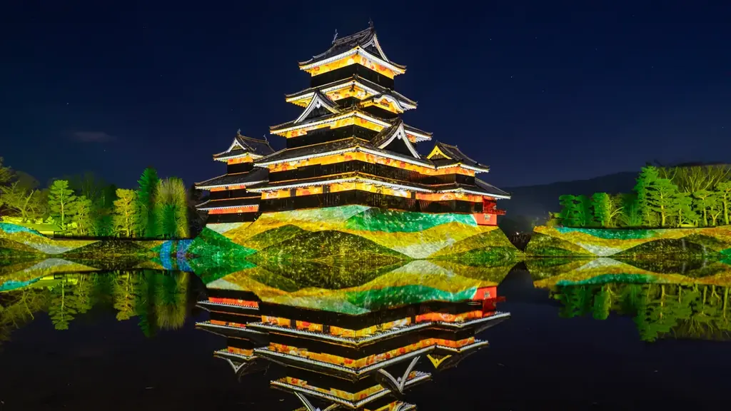 一旗プロデュース「国宝 松本城天守 プロジェクションマッピング 2025-2026」の第1期公式記録写真を公開。前年度17万人以上が来場した松本の冬の風物詩。松本市立博物館所蔵の錦絵などを投影。 画像 2