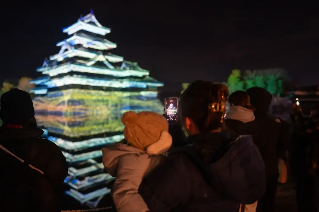 一旗プロデュース「国宝 松本城天守 プロジェクションマッピング 2025-2026」の第1期公式記録写真を公開。前年度17万人以上が来場した松本の冬の風物詩。松本市立博物館所蔵の錦絵などを投影。 画像 20