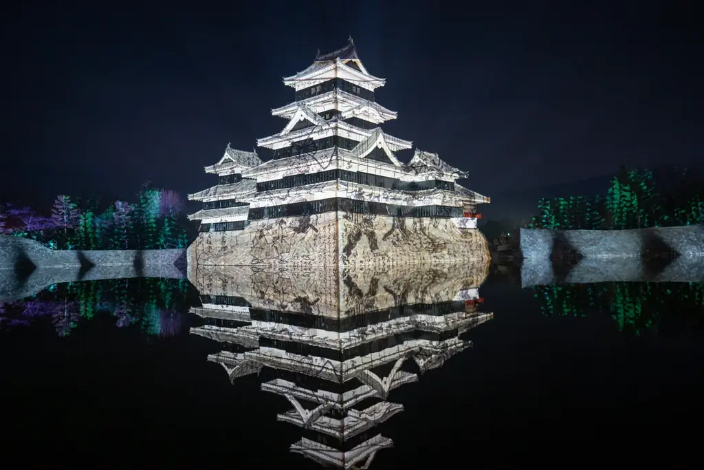 一旗プロデュース「国宝 松本城天守 プロジェクションマッピング 2025-2026」の第1期公式記録写真を公開。前年度17万人以上が来場した松本の冬の風物詩。松本市立博物館所蔵の錦絵などを投影。 画像 24