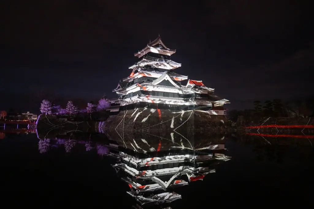 一旗プロデュース「国宝 松本城天守 プロジェクションマッピング 2025-2026」の第1期公式記録写真を公開。前年度17万人以上が来場した松本の冬の風物詩。松本市立博物館所蔵の錦絵などを投影。 画像 25