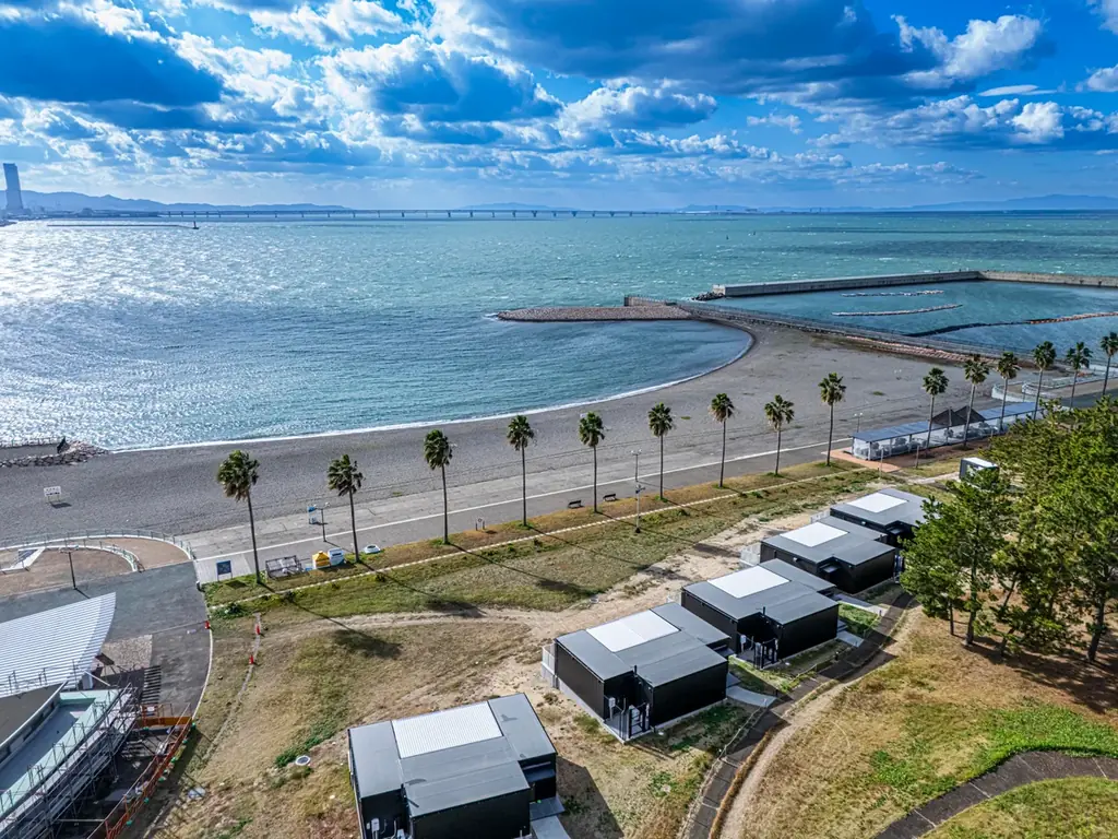 【新プラン登場】焚き火×ライトアップが映える冬の絶景グランピング。大阪・貝塚市「日本の夕陽百選」を望む “うみテラス二色の浜” で過ごす特別な海辺ステイ 画像 1