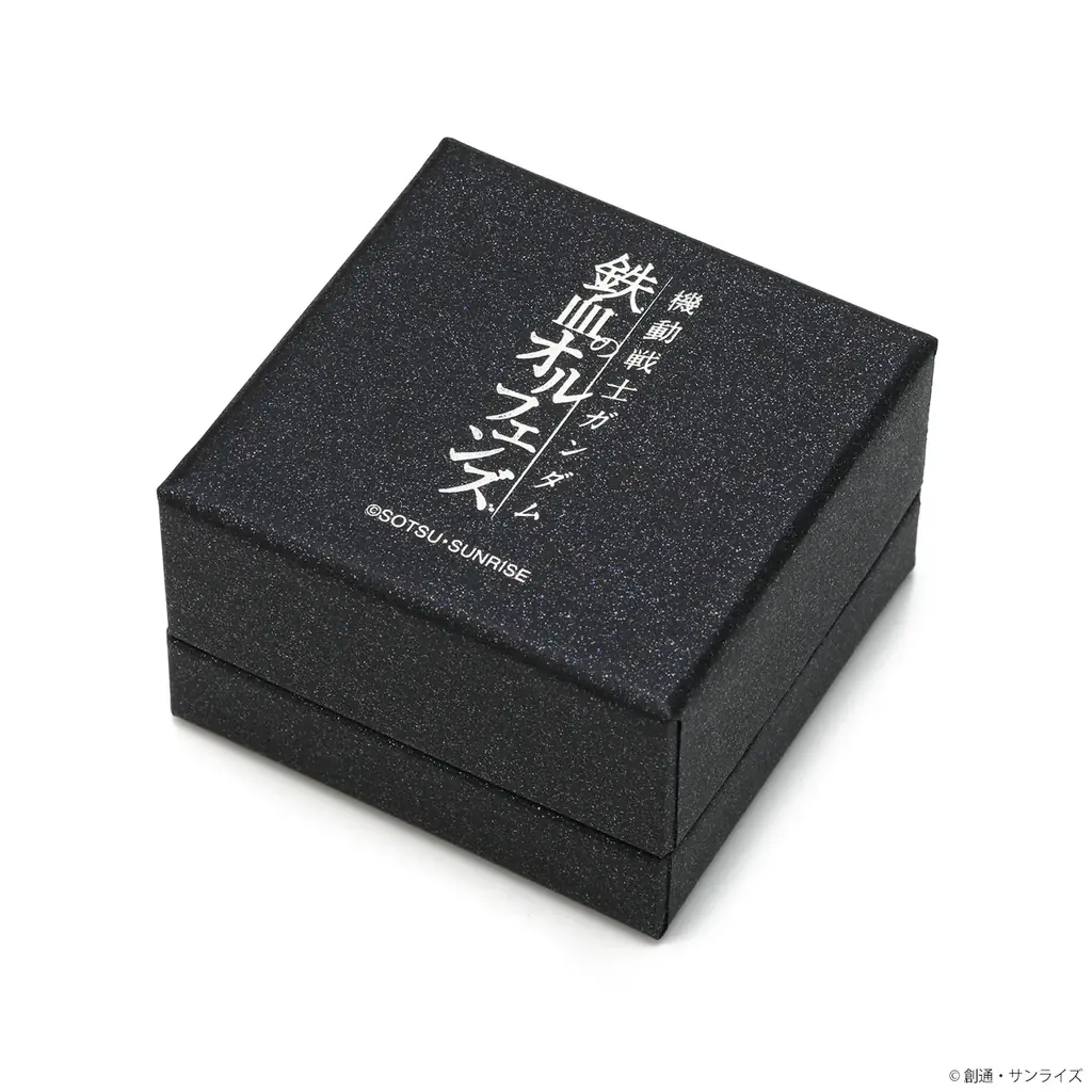 『機動戦士ガンダム 鉄血のオルフェンズ』と、ジュエリーブランド「THE KISS」とのコラボによる、三日月とオルガをモチーフにしたシルバーリング商品が登場!! 画像 7