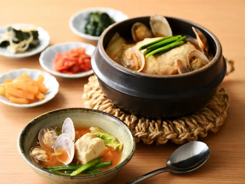 【THE BUFFET 大丸札幌】今年のクリスマスは心躍る特別メニューで食べ放題を堪能しませんか？12/23㈫～12/25㈭のディナータイムにて『クリスマスチキン』などの特別メニューが登場いたします！ 画像 7