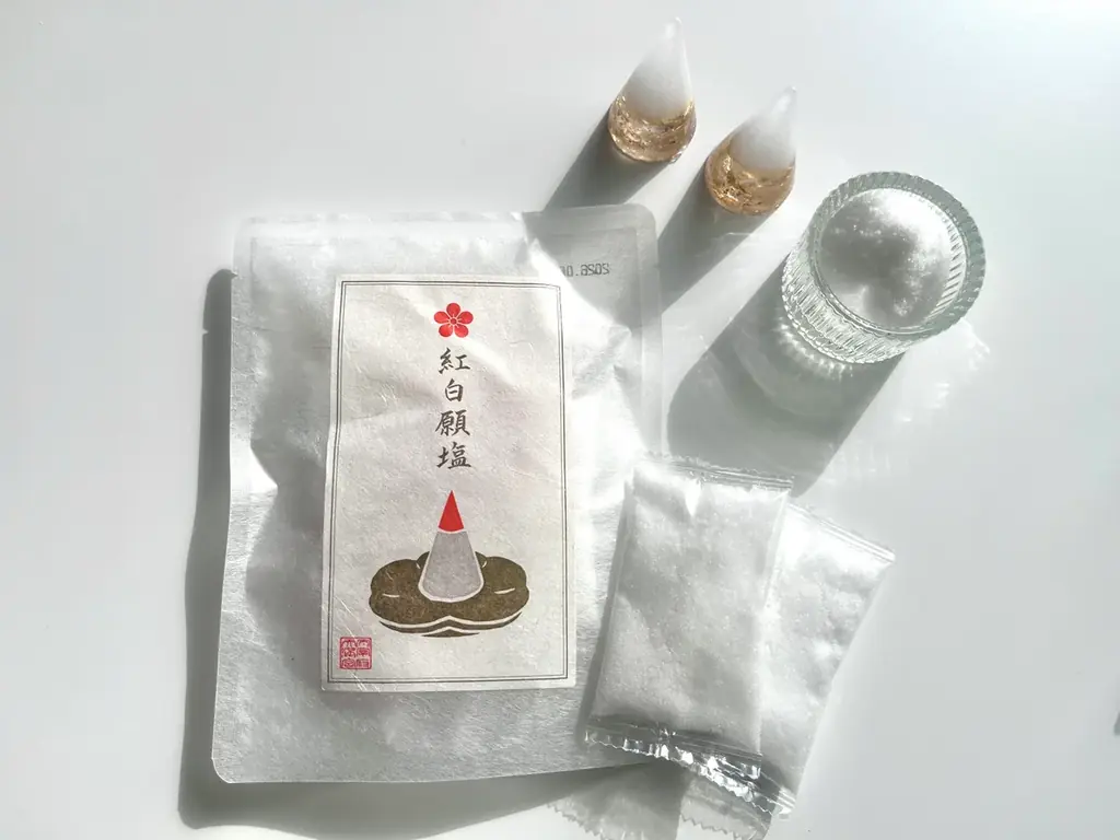 太宰府天満宮の〈願塩〉を使用した特別仕様　占い師イソラ監修・新年限定の盛り塩お守り「Sora Salt – GOLD LIGHT EDITION」発売 画像 2