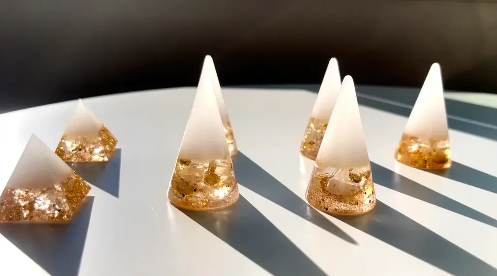 太宰府天満宮の〈願塩〉を使用した特別仕様　占い師イソラ監修・新年限定の盛り塩お守り「Sora Salt – GOLD LIGHT EDITION」発売 画像 3