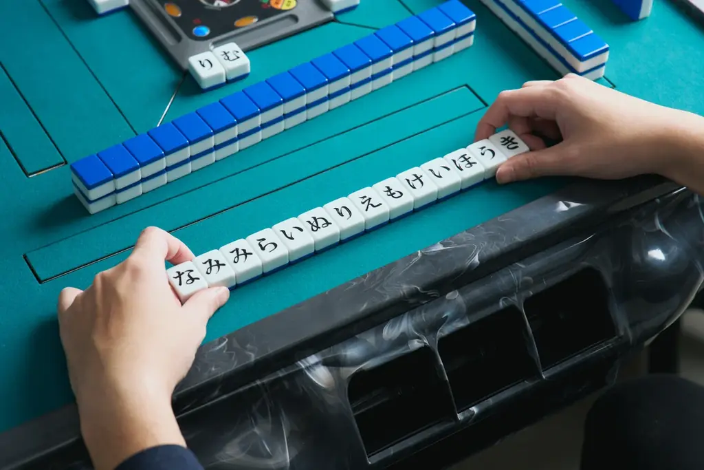 【新発売】前作は9時間で完売した麻雀風ゲーム「ひらがじゃん」の新作！自動雀卓でも使用できる「プロ版」がMakuakeで登場！ 画像 1