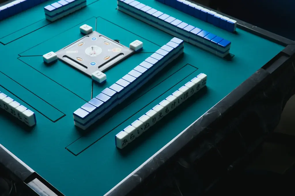 【新発売】前作は9時間で完売した麻雀風ゲーム「ひらがじゃん」の新作！自動雀卓でも使用できる「プロ版」がMakuakeで登場！ 画像 2