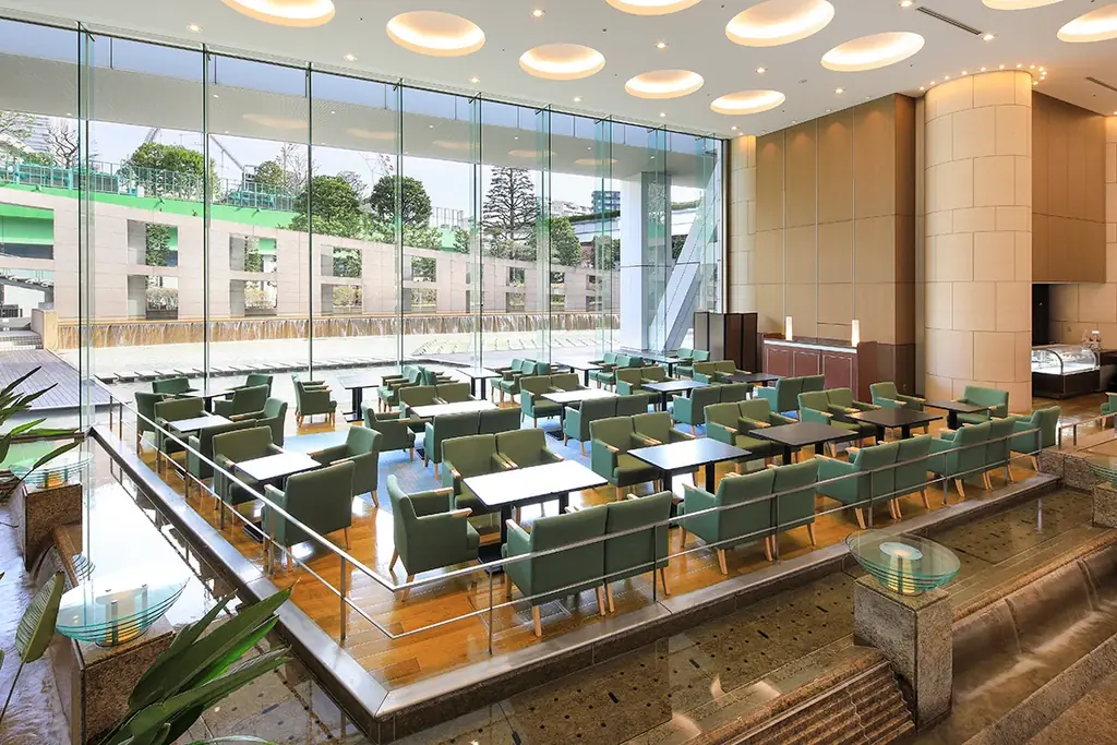 まろやかなバターが香る人気のアップルパイが“東京ドーム型”ホールケーキとして定番商品に！2026年1月1日(祝・木)より販売開始 画像 3