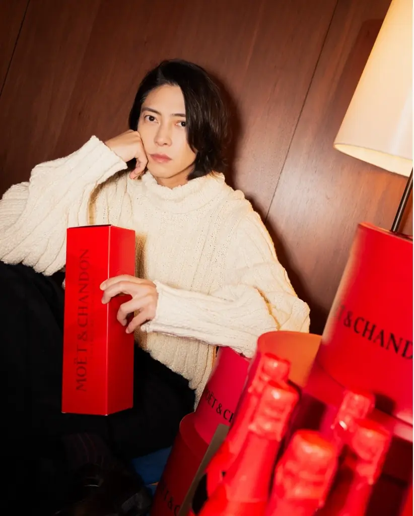 モエ・エ・シャンドン フレンズ オブ ザ ハウス 山下智久さんの楽しみ方を公開！「赤」に染まったモエ・エ・シャンドン ホリデーシーズン限定商品 “SHARE THE LOVE” コレクション 画像 2