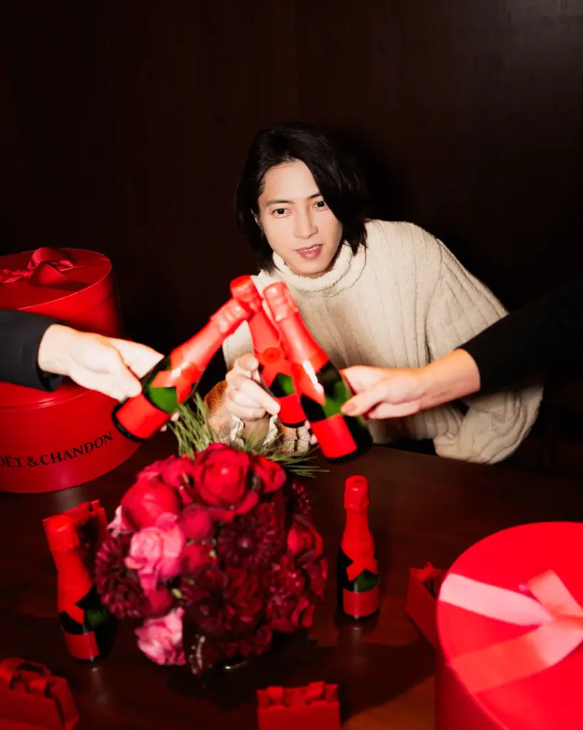 モエ・エ・シャンドン フレンズ オブ ザ ハウス 山下智久さんの楽しみ方を公開！「赤」に染まったモエ・エ・シャンドン ホリデーシーズン限定商品 “SHARE THE LOVE” コレクション 画像 3