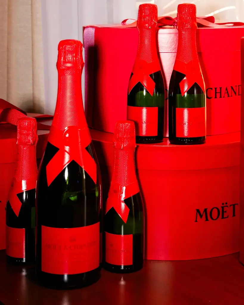 モエ・エ・シャンドン フレンズ オブ ザ ハウス 山下智久さんの楽しみ方を公開！「赤」に染まったモエ・エ・シャンドン ホリデーシーズン限定商品 “SHARE THE LOVE” コレクション 画像 4