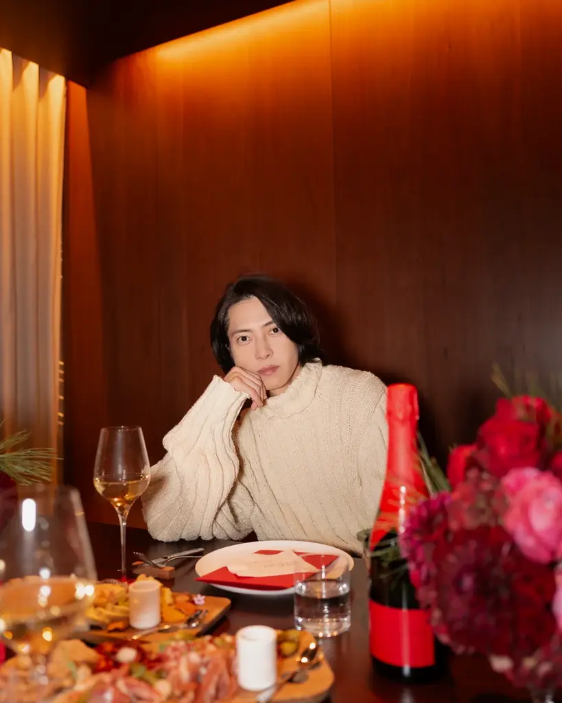 モエ・エ・シャンドン フレンズ オブ ザ ハウス 山下智久さんの楽しみ方を公開！「赤」に染まったモエ・エ・シャンドン ホリデーシーズン限定商品 “SHARE THE LOVE” コレクション 画像 5