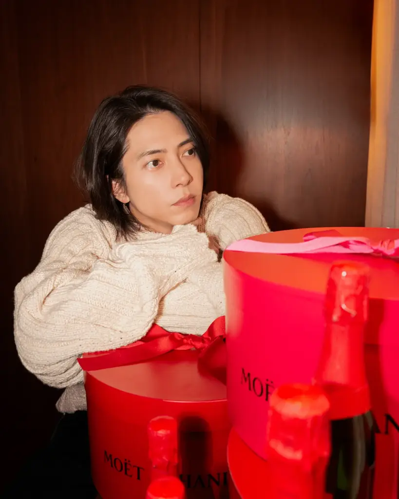 モエ・エ・シャンドン フレンズ オブ ザ ハウス 山下智久さんの楽しみ方を公開！「赤」に染まったモエ・エ・シャンドン ホリデーシーズン限定商品 “SHARE THE LOVE” コレクション 画像 6