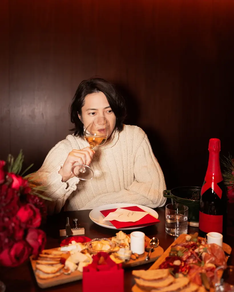 モエ・エ・シャンドン フレンズ オブ ザ ハウス 山下智久さんの楽しみ方を公開！「赤」に染まったモエ・エ・シャンドン ホリデーシーズン限定商品 “SHARE THE LOVE” コレクション 画像 7