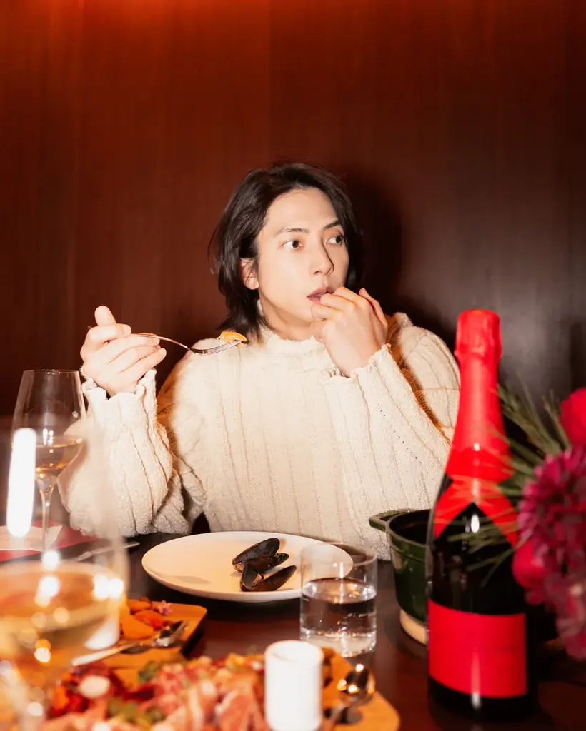 モエ・エ・シャンドン フレンズ オブ ザ ハウス 山下智久さんの楽しみ方を公開！「赤」に染まったモエ・エ・シャンドン ホリデーシーズン限定商品 “SHARE THE LOVE” コレクション 画像 8