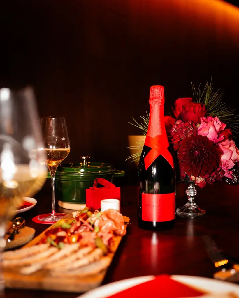 モエ・エ・シャンドン フレンズ オブ ザ ハウス 山下智久さんの楽しみ方を公開！「赤」に染まったモエ・エ・シャンドン ホリデーシーズン限定商品 “SHARE THE LOVE” コレクション 画像 9