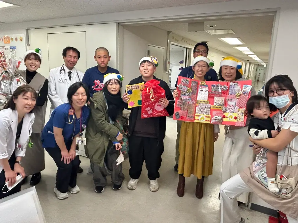 今年の夏もありがとう！　7月発売の小児がん患者のこどもたちとの共同開発「みんなのレモネード」の売上の一部で病院のこどもたちへクリスマスプレゼント　オリジナルぬりえもファミマプリントで無料配布中！ 画像 3