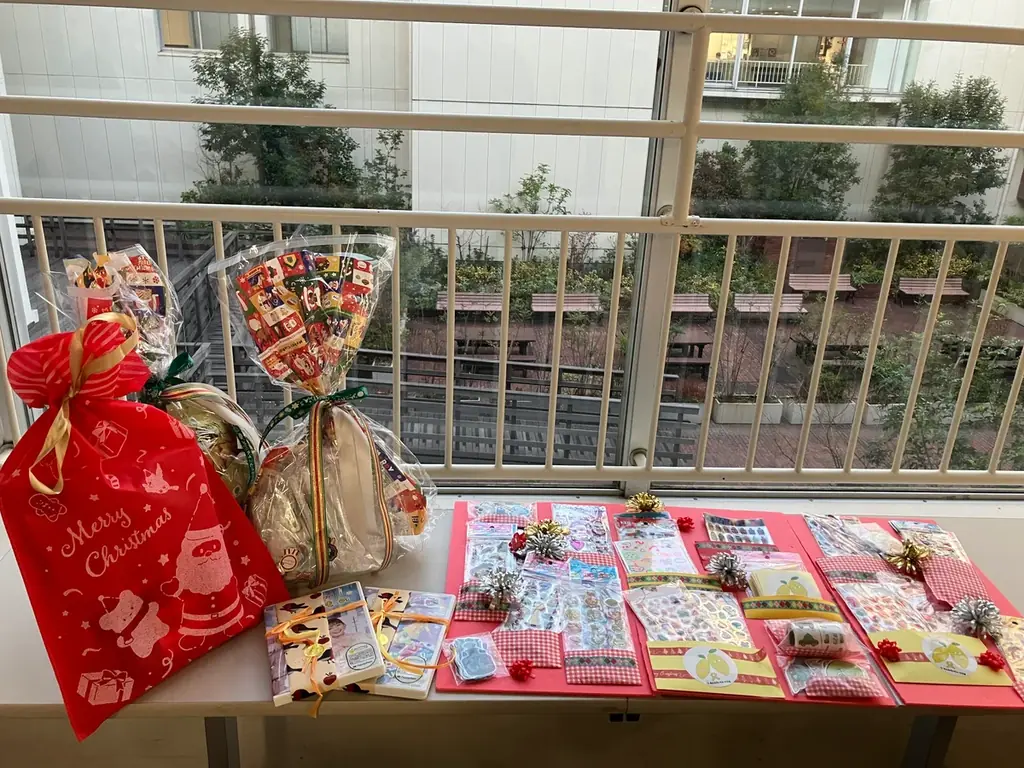 今年の夏もありがとう！　7月発売の小児がん患者のこどもたちとの共同開発「みんなのレモネード」の売上の一部で病院のこどもたちへクリスマスプレゼント　オリジナルぬりえもファミマプリントで無料配布中！ 画像 4