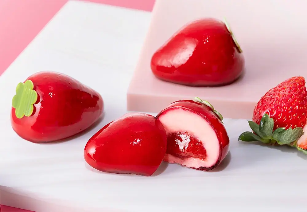 まるで苺⁉真っ赤に艶めく生ショコラケーキ『ストロベリーシーズン』が期間限定登場！【バターステイツ by銀のぶどう】 画像 1