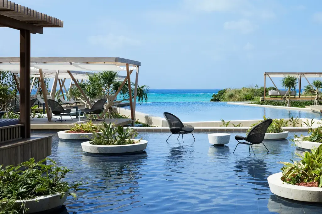 【星のや沖縄】琉球のおもてなしを現代に昇華。海と春の花々の香りに包まれた、プールサイドでの優雅な時間を楽しむ「海風アフタヌーンティー」今年も提供 画像 5