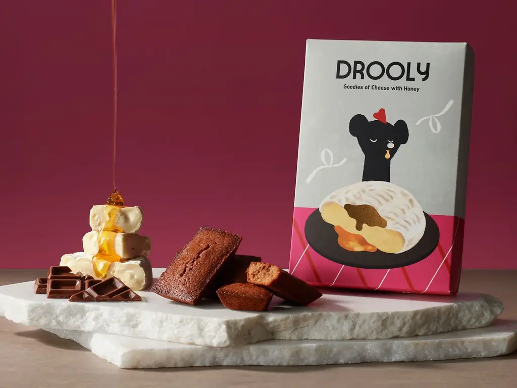 【2026年初の季節商品】【DROOLY（ドローリー）】より『フィナンシェ〔ショコラ＆カマンベールwithハニー〕』を1月4日（日）に発売致します。 画像 1