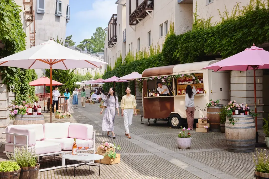 【リゾナーレ八ヶ岳】ロゼワインの色彩で染まる街並みで苺とロゼワインのマリアージュを堪能する「八ヶ岳ロゼワインストリート2026」開催 画像 1