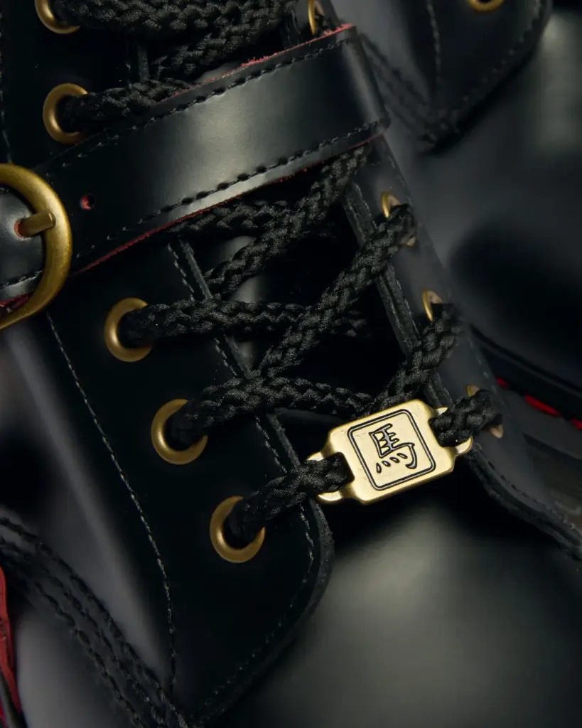 新年を祝う、2026年ドクターマーチン最初のコレクションをタイムレスなスタイルに、午年らしい幸運と躍動感のエッセンスを。 画像 4