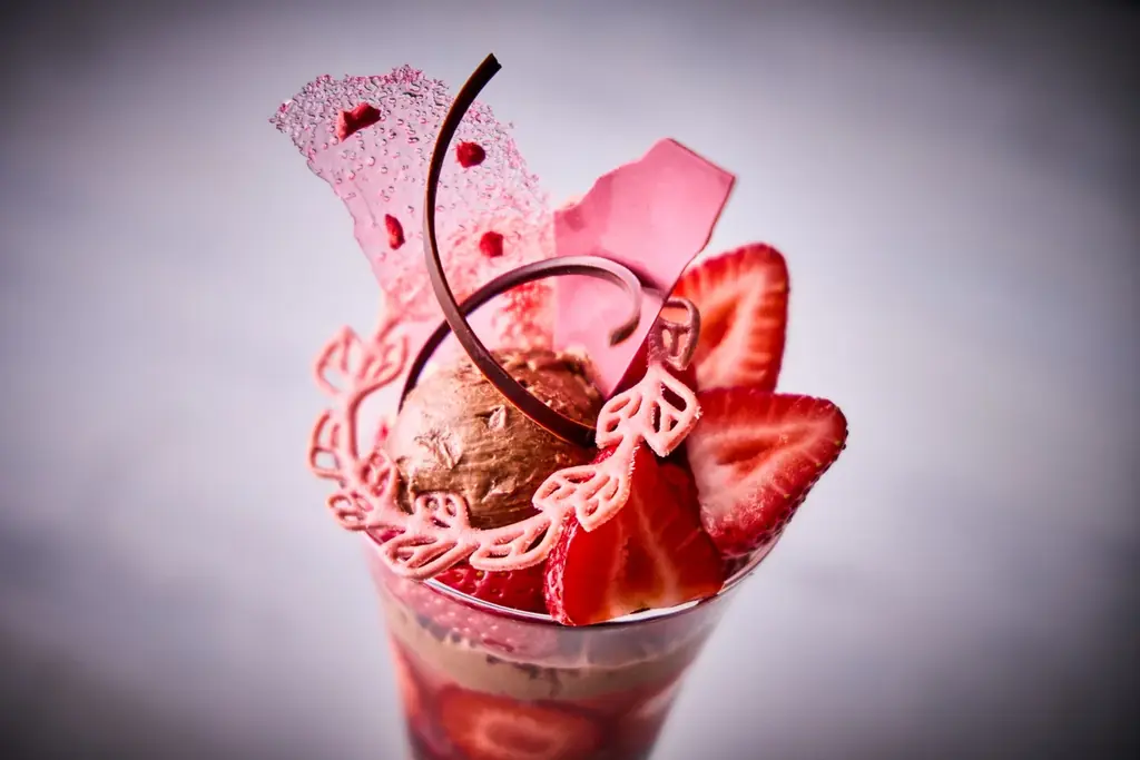 【ホテルメトロポリタン】冬のご褒美！艶めく苺とチョコレートの絶妙な組み合わせを楽しめる至福の「Seasonal Parfait」 画像 2