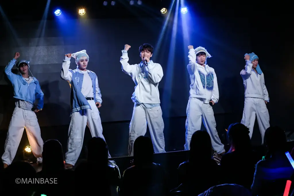 新人韓国グループ LEVERGENT、初クリスマスイブ公演は「かわいいスタイル」笑顔満載！年内は12月31日まで、新年は1月3日の“韓服ライブ”から全力始動！ 画像 3