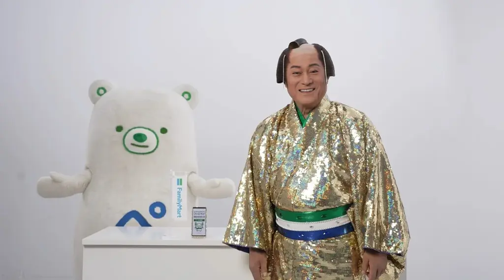 松平健さんが笑顔満点の“ファミマツケンサンバ”披露！年末年始に明るさ届ける新TVCM「ファミペイジャンボ」篇　12月26日(金)放映開始～ファミペイ提示で総額約1億円相当のハズレなしくじ開催～ 画像 6