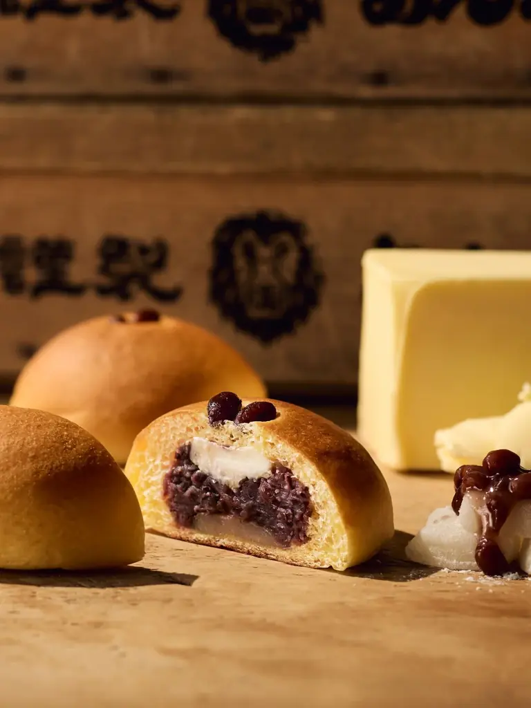 【岡田謹製 あんバタ屋】冬季初の季節限定商品「あんバタパン・冬餅」を2026年1月1日（元日）より新発売。～雪景色に降り積もる、暖かな幸せ。求肥とあんバタが織りなす「かまくら」のような口福～ 画像 2