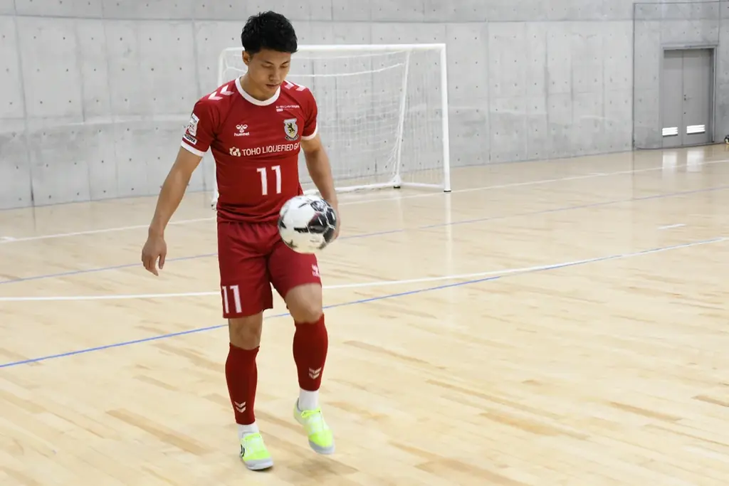 ヒュンメル×清水和也、「クッション性がアップしたコラボフットサルシューズに新色登場！」 画像 2