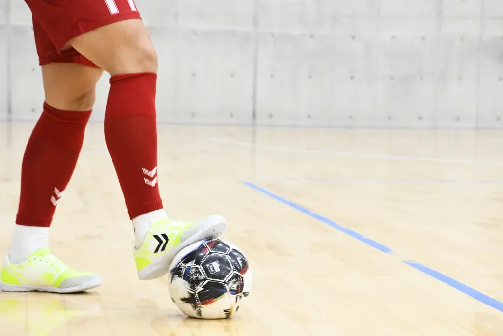 ヒュンメル×清水和也、「クッション性がアップしたコラボフットサルシューズに新色登場！」 画像 3