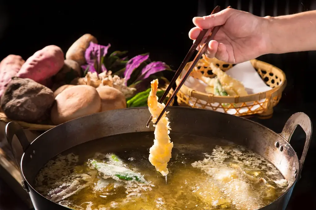 【新春☆親孝行旅のススメ】うまいもん×湯めぐり×山中塗り夫婦箸×記念写真♪ 姿ズワイガニ、ぶり、貸切風呂、ミニバー、街歩き、総湯、アイスストリート etc. 画像 18