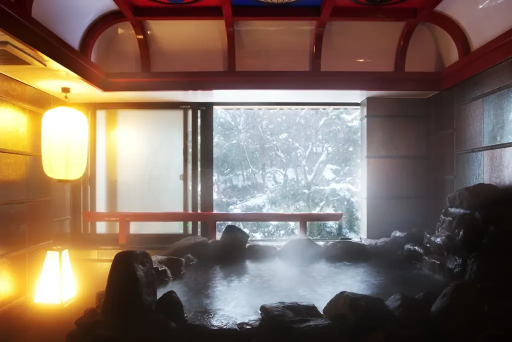 【新春☆親孝行旅のススメ】うまいもん×湯めぐり×山中塗り夫婦箸×記念写真♪ 姿ズワイガニ、ぶり、貸切風呂、ミニバー、街歩き、総湯、アイスストリート etc. 画像 3