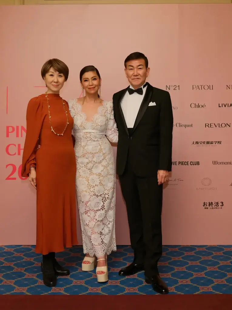 映画『お終活3 幸春！人生メモリーズ』 人々の幸せを応援するファッションチャリティイベント「IZA PINK CHRISTMAS 2025」へ賛同・寄付を実施 画像 3
