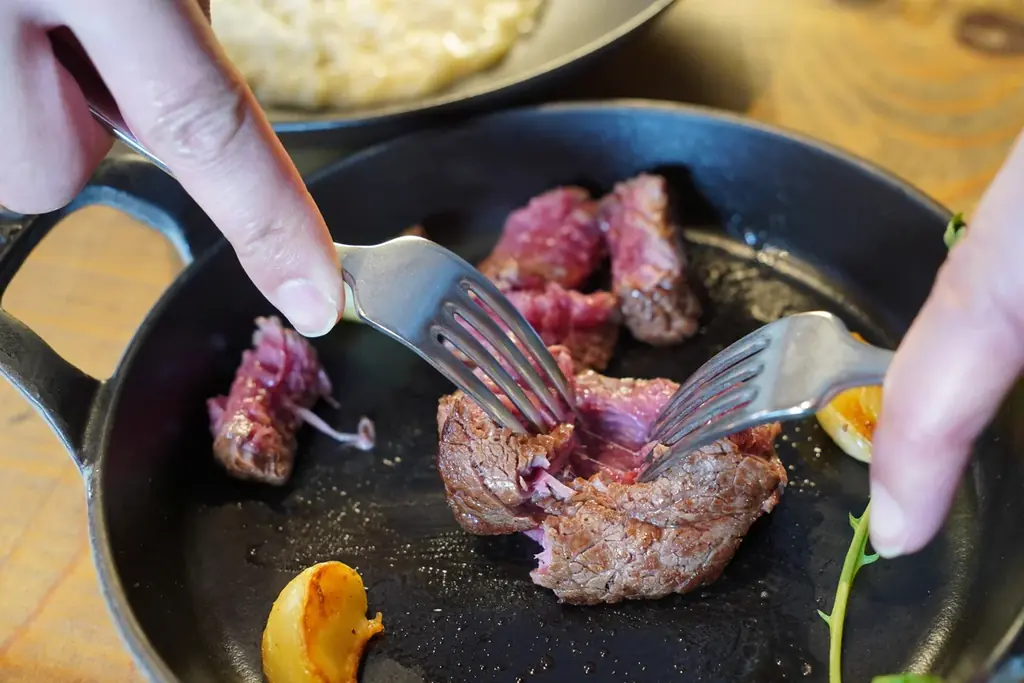 目の前で仕上げる“炎のチーズリゾット”に新作登場！裂いた牛フィレステーキ100gをのせたペコリーノロマーノリゾット 画像 2