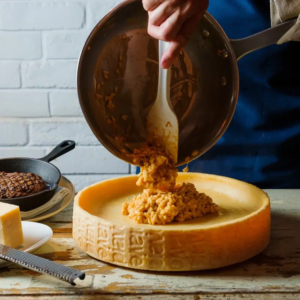 目の前で仕上げる“炎のチーズリゾット”に新作登場！裂いた牛フィレステーキ100gをのせたペコリーノロマーノリゾット 画像 4