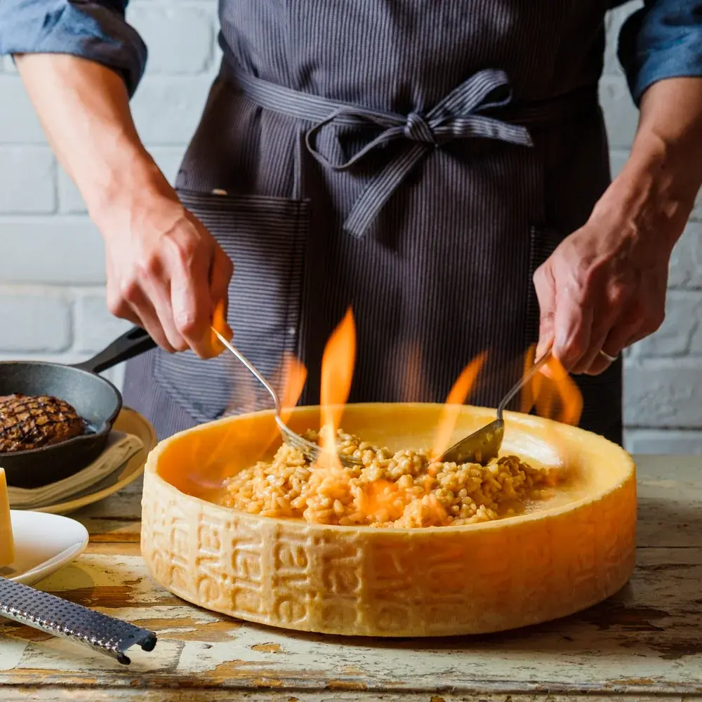 目の前で仕上げる“炎のチーズリゾット”に新作登場！裂いた牛フィレステーキ100gをのせたペコリーノロマーノリゾット 画像 5