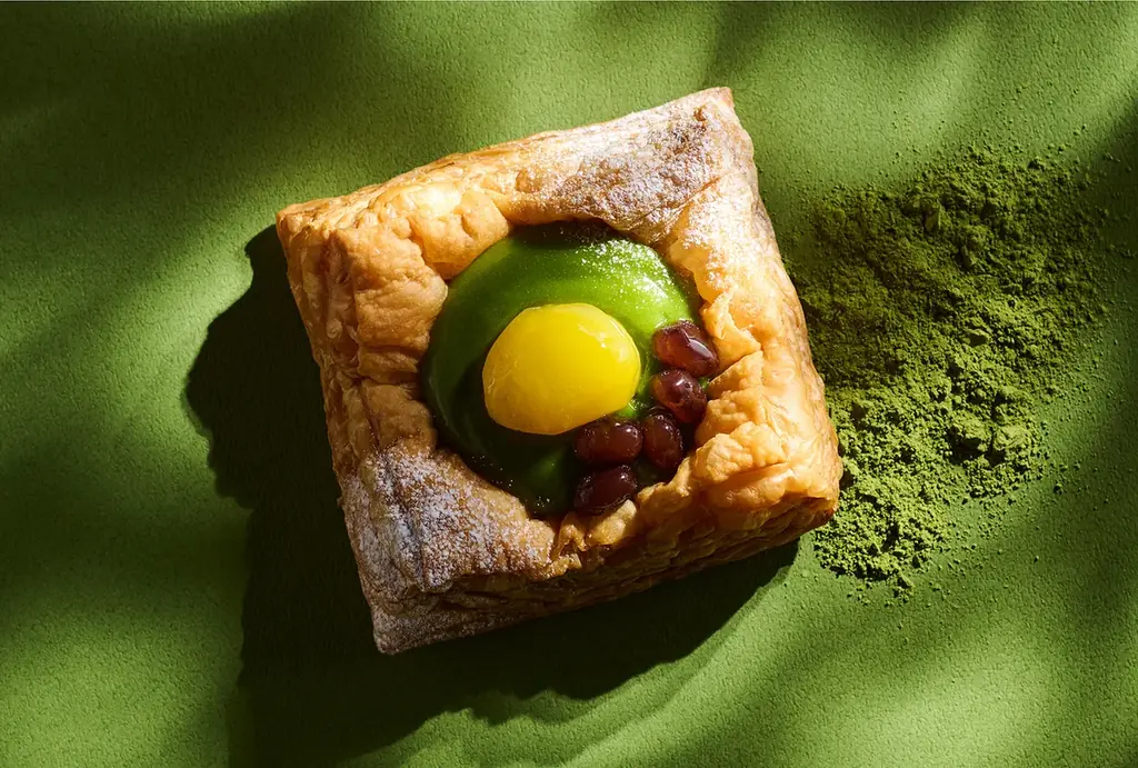 【新春スイーツ】“濃い”抹茶カスタードクリームの味わいが際立つ！開運祈願!? 和の素材を活かした“オープンパイ”｜静岡県産「天空の抹茶Ⓡ」を使用した新作登場 画像 1