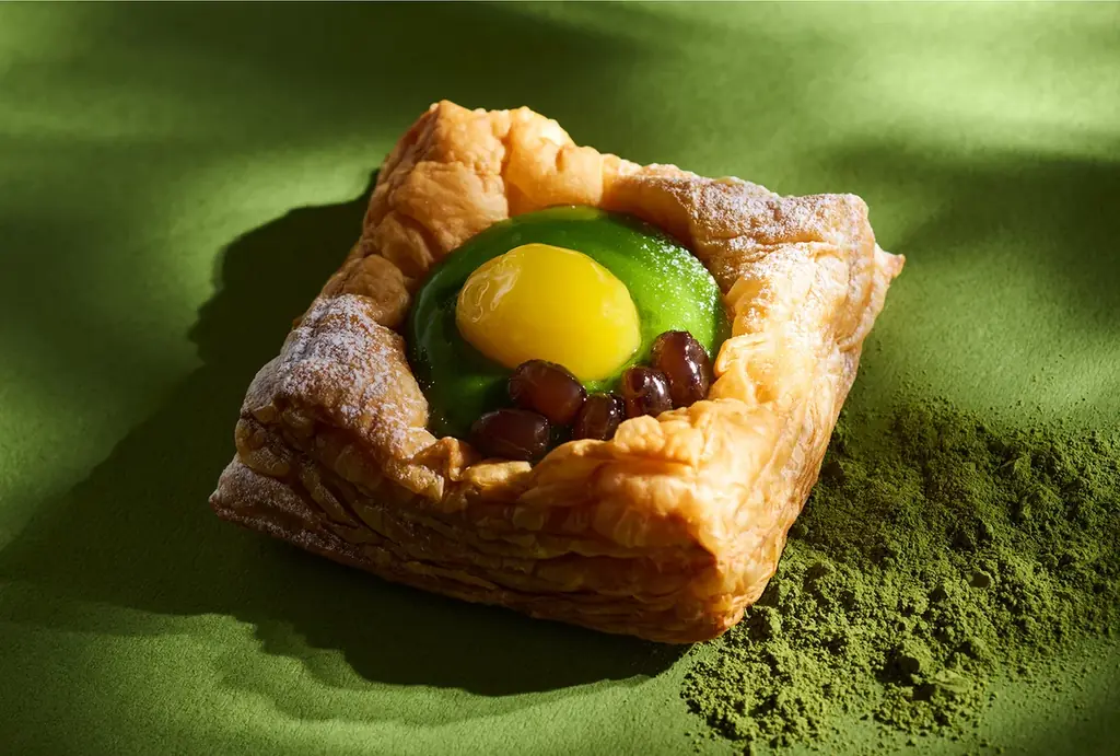 【新春スイーツ】“濃い”抹茶カスタードクリームの味わいが際立つ！開運祈願!? 和の素材を活かした“オープンパイ”｜静岡県産「天空の抹茶Ⓡ」を使用した新作登場 画像 6