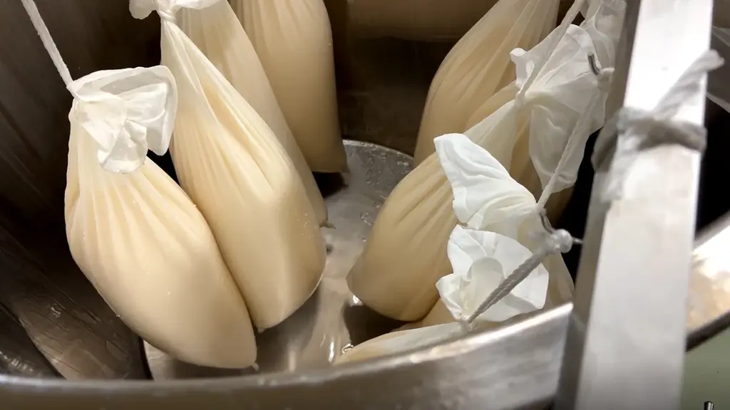 【伊勢萬】伊勢志摩唯一の酒蔵が贈る極上の雫　伝統の技と伊勢型彫絵ラベルが織りなす至高の逸品｜斗瓶取り純米大吟醸酒『おかげさま -重浪 SIKINAMI-』 画像 2